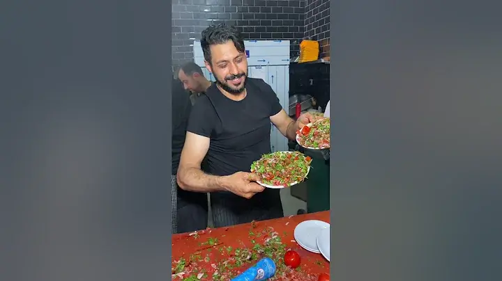kanatçı tarık salata tutuyor